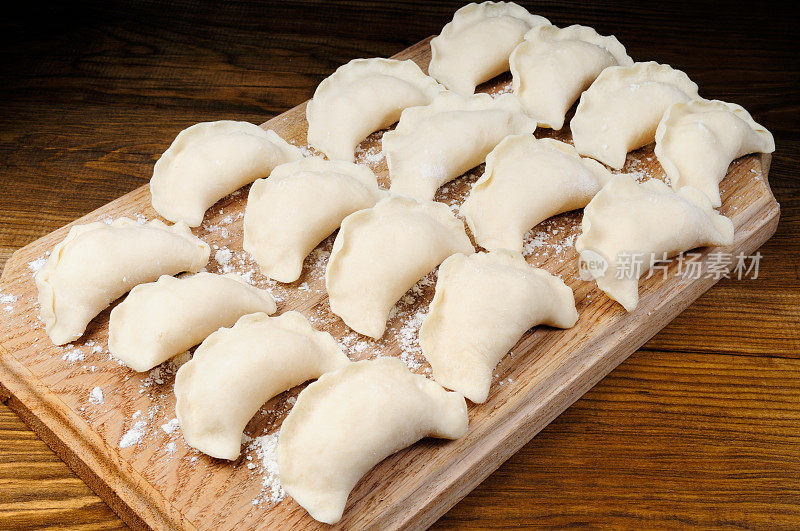 生Varenyky (Pierogi)，充满奶酪